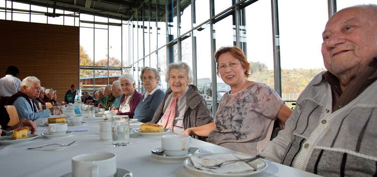´Heute findet in der Reußensteinhalle in Neidlingen ein riesiger Seniorennachmittag statt mit Theaterprogramm (Dui da ond die sä