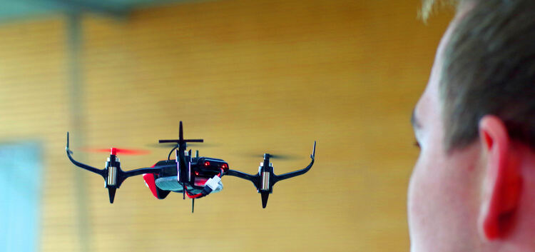 Navigation soll gelernt sein: Die Modellflugbegeisterten zeigen ihre Flugkünste in der Sport-halle.Fotos: Thomas Krytzner