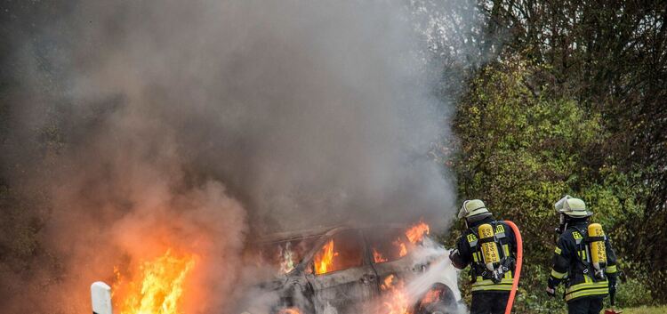 Flammen schlugen gestern in Plochingen in der Ulmer Straße aus einem Nissan.Foto: SDMG/Friebe