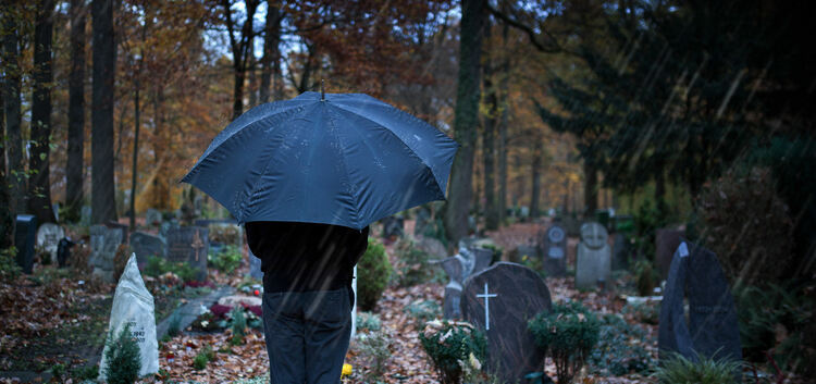 Eine würdige Ruhestätte finden die meisten Menschen auf dem Friedhof.Foto: Carsten Riedl