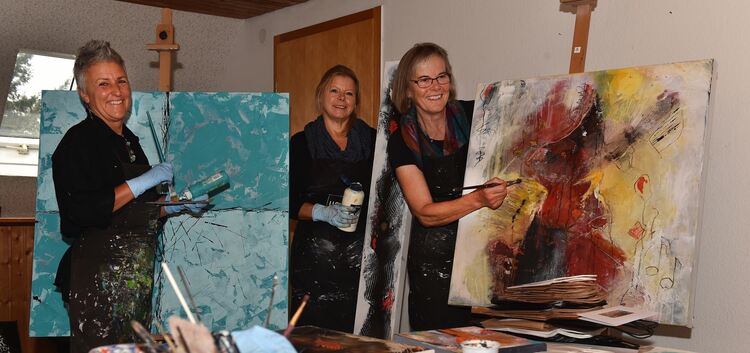 Karin Bidmon, Tina Maahs und Waltraut Wiedmann (von links) greifen in ihrem Atelier regelmäßig zu Farbtube und  Pinsel.Foto: Mar