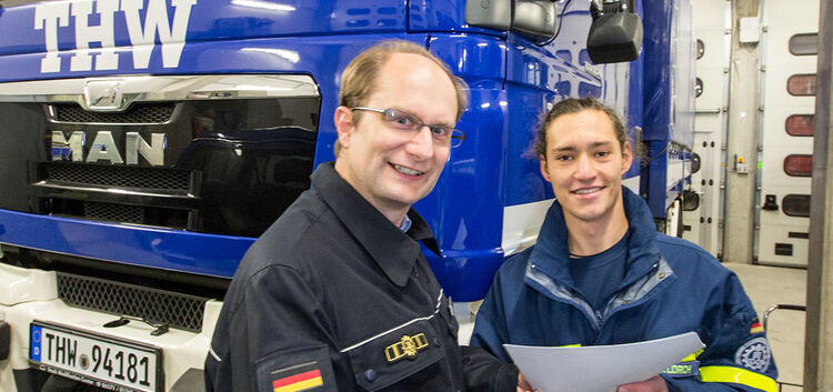 Tobias Lorch (rechts) erhält seinen Einsatzauftrag vom THW-Ortsbeauftragten Andreas Baumann.Foto: THW / Adrian Niessen