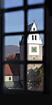 Oberlenningen, Martinskirche aus dem Schlössle durchs Fenster