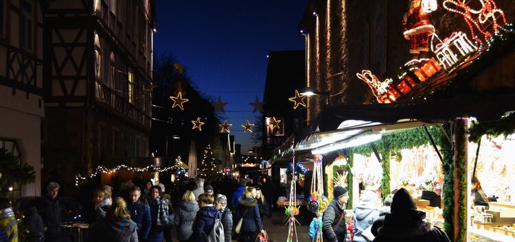 Die Stimmung auf dem Kirchheimer Weihnachtsmarkt ist gelassen.Foto: Günter Kahlert