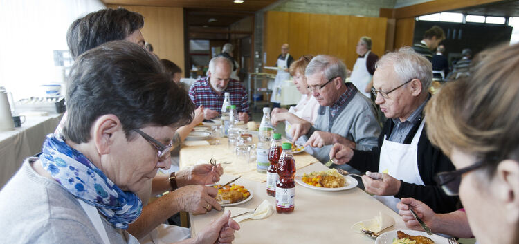 „Gemeinsam an einem Tisch“: Dieses Bild unterstreicht das Motto der Vesperkirche.Archiv-Foto: Jean-Luc Jacques