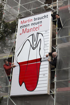 Fototermin am Barometer am Baugerüst der Martinskirche mit Herrn Dressl, er klebt einen Streifen aufs Spendenbarometer, denn die