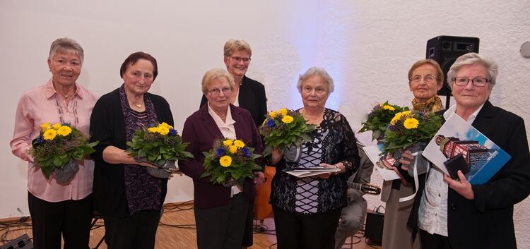 Oberbürgermeisterin Angelika Matt-Heidecker (hinten) würdigte das jahrzehntelange Engagement der Geehrten.Foto: Markus Brändli