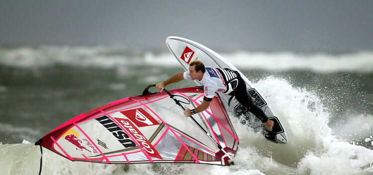 Ganz schön robust müssen Surfsegel sein, besonders die von Windsurflegende Robby Naish.Foto: dpa