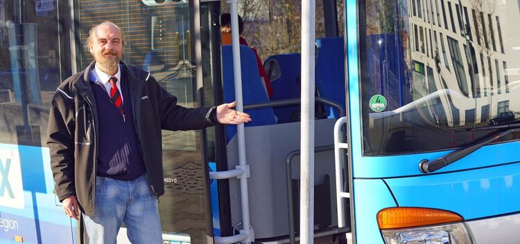 Einsteigen bitte! Busfahrer Jörg Bütterich liebt die Überlandfahrten. Foto: Thomas Krytzner