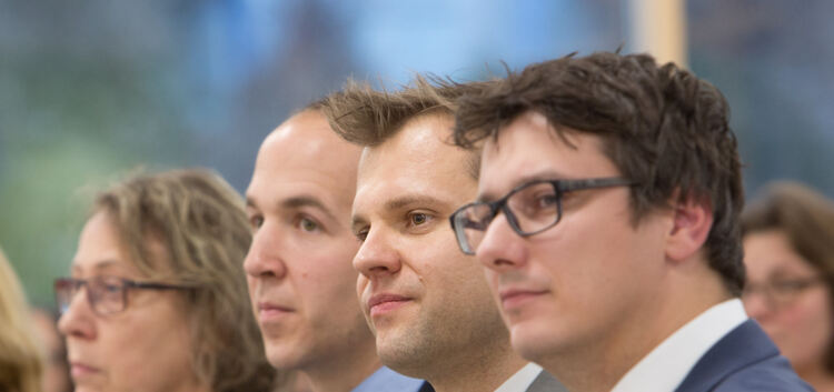 Der neue Schulleiter der Weilheimer Realschule Robin Fehmer (zweiter von rechts) lauscht den lobenden Worten und den guten Wünsc