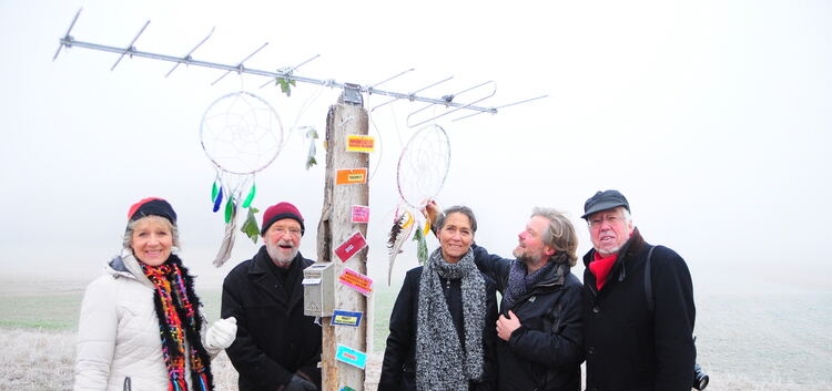 Die fünf ausstellenden Künstler vor dem „Traumbaum“ im Alblabyrinth.Foto: Kathrin Kipp