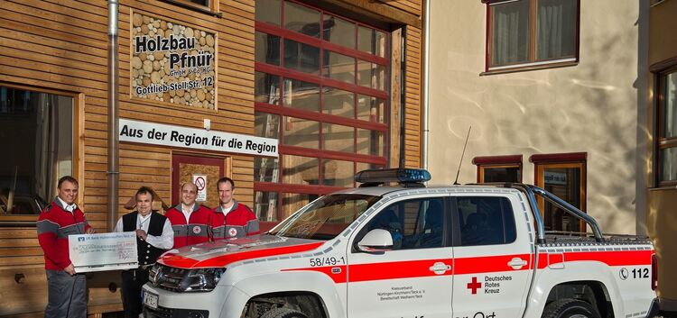 Scheckübergabe von Spendern an das DRK Weilheim zu Anschaffung des neuen HvO Fahrzeuges