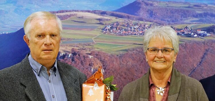 Joachim und Hilde Maszurim vor dem Ortsteil Ochsenwang. Foto: Thomas Krytzner