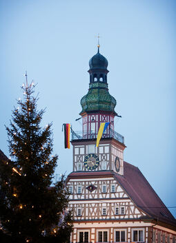 Die Trauerbeflaggung am Kirchheimer Rathaus ist ein Zeichen der Anteilnahme nach der Gewalttat auf einem Weihnachtsmarkt in Berl