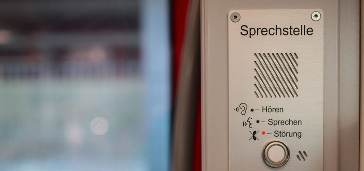 An jeder Tür in der S-Bahn lässt sich über eine Sprechstelle Kontakt mit dem Lokführer aufnehmen.Foto: Carsten Riedl