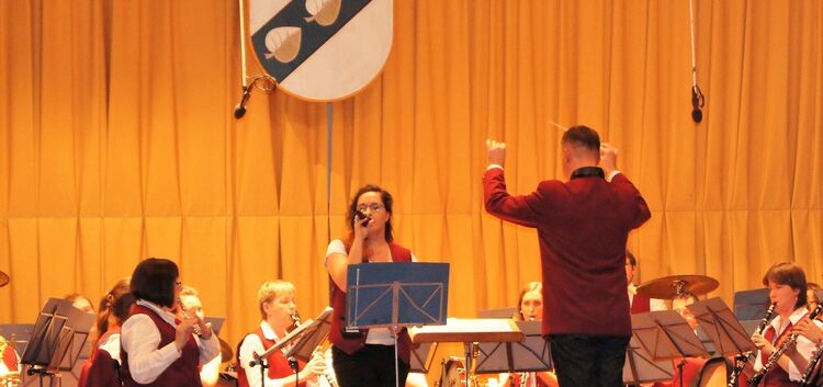 Solistin Iris Martsch singt unterstützt vom Jesinger Musikverein.Foto: privat