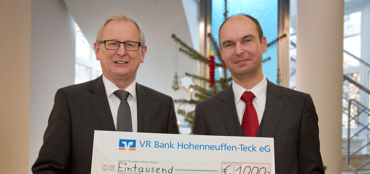 Scheckübergabe zugunsten unserer Weihnachtsaktion in der Geschäftsstelle VR-Bank Weilheim, Untere Grabenstraße 7, 1000 Euro (die