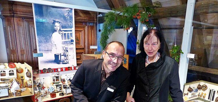 Uwe Geiger, Leiter des Museums und Stadtarchivs, mit der Sammlerin Ingrid Ostermann.Fotos: Sabine Ackermann