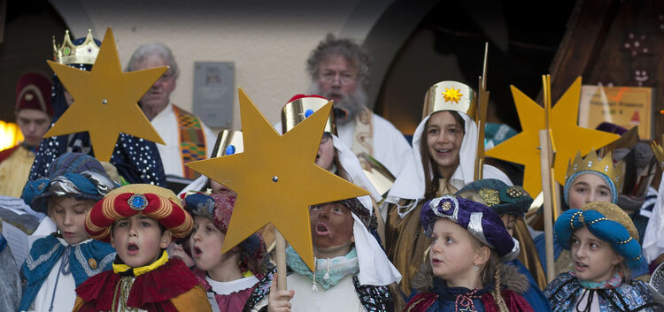 „Hoch am Himmel steht ein Stern“, sangen die Sternsinger gestern bei ihrer Aussendungsfeier vor dem Kirchheimer Rathaus.Fotos: J
