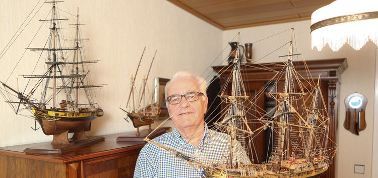 Roland Munz braucht viel Geduld für sein Hobby. Auf dem Bild unten zeigt er eins seiner besonders gelungenen Miniaturschiffe.Fot