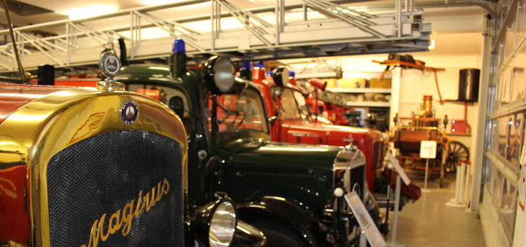 In Reih und Glied präsentieren sich im Kirchheimer Feuerwehrmuseum die historischen Löschfahrzeuge (großes Bild oben). Im ersten