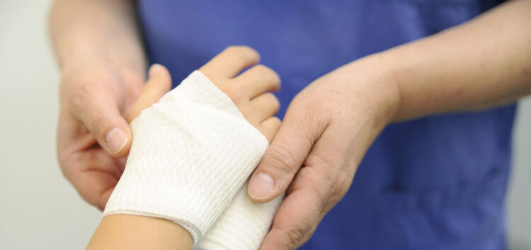 Verletzungen am Handgelenk sind die typischen Folgen eines Sturzes bei Glatteis.Foto: Thomas Krytzner