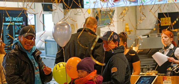 Partystimmung bei der Wiedereröffnung der McDonald‘s-Filiale in Kirchheim.Foto: Thomas Krytzner
