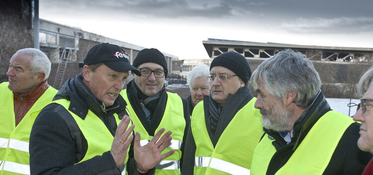 Walter Feeß (links) führt eine Delegation durch seinen Recyclingpark in Kirchheim. Hochrangigster Gast ist der Landtagsfraktions