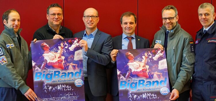 Plochingens Bürgermeister Frank Buß (Dritter von rechts) freut sich  auf das Open-Air-Konzert. Foto: Thomas Krytzner