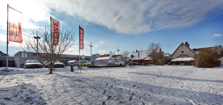 Noch liegt Schnee auf der Wiese neben der Bundesstraße, auf der ein Drogeriemarkt samt Büro- beziehungsweise Praxisräumen und Wo