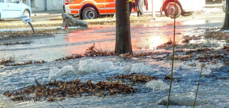 ESSLINGEN: In der Heilbronnerstraße kam es gegen Sonntag Mittag zu einem Wasserrohrbruch an einem Wohnkomplex. Das Wasser sprude
