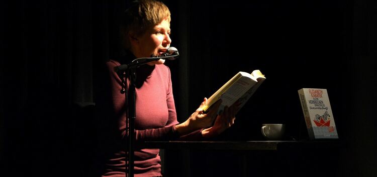 Autorin Elisabeth Kabatek gab sich bei ihrer Lesung in Dettingen authentisch.Foto: Günter Kahlert