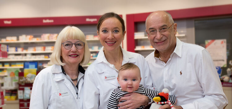 Eine richtige Familienapotheke: Dr. Heike Pfäffle-Planck mit ihrer Tochter Luise und das Apotheker-Ehepaar Eleonore und Thomas