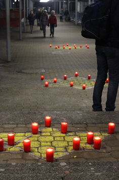 Den Weg der Schüler säumen Davidsterne und Kerzen. Sie sollen an den Widerstand der „Weißen Rose“ erinnern. Foto: privat