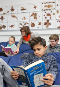 Nach dem Essen und der Lernzeit können die Kinder ihre freie Zeit beispielsweise im Leseraum verbringen. Foto: Carsten Riedl