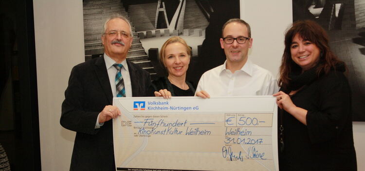 Sandra Schöne vom Verein Stadtmarketing (rechts) und Othmar Kuck vom Gewerbeverein (links) übergeben den Scheck an Sabine Reich