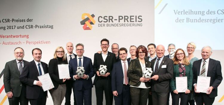 Bundesweit sechs Unternehmen haben in Berlin den CSR-Sonderpreis für die Integration von Flüchtlingen erhalten, darunter das Kir