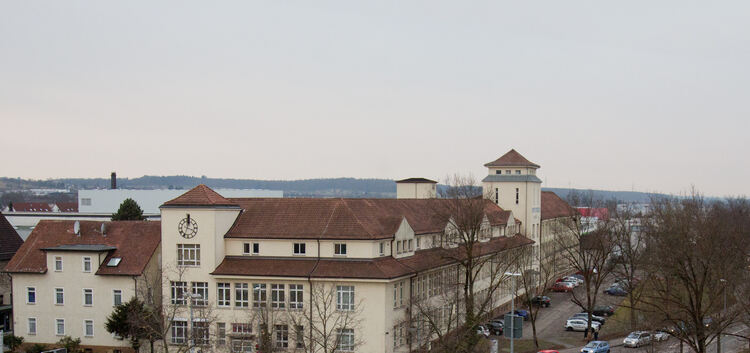 Die alte Fabrikfassade an der Stuttgarter Straße bleibt weitgehend erhalten. Im Inneren des altehrwürdigen Gebäudes wird aber al