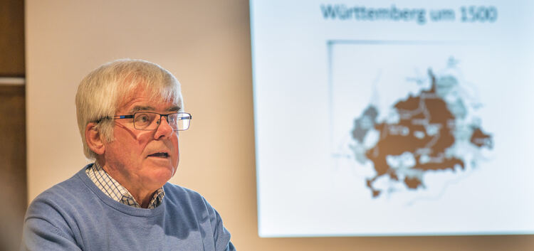 Peter Treuherz erklärt mit viel Detailwissen, wie die Reformation nach Württemberg kam. Foto: Peter Dietrich