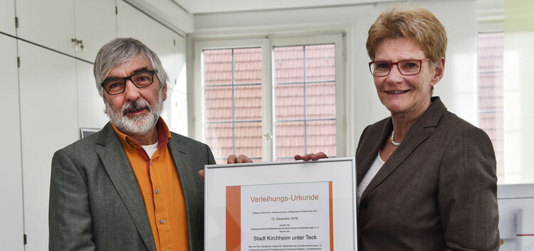 Herbert Wüster überreicht das aktuelle RAL-Gütezeichen Mittelstandsorientierte Kommunalverwaltung an Kirchheims Oberbürgermeiste