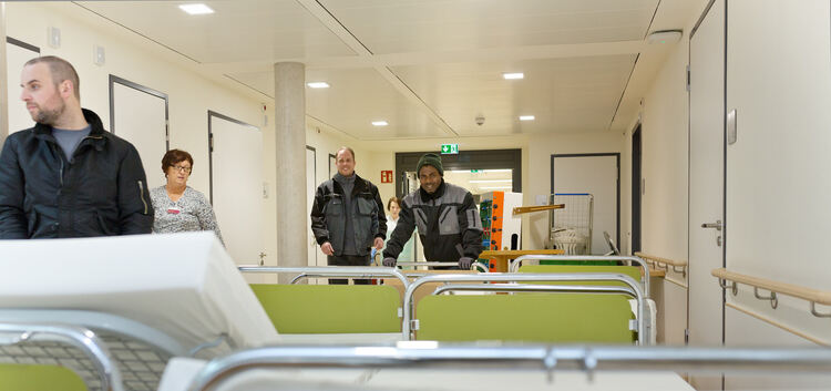 Einzug ins neue Gebäude: Bevor gestern früh die ersten Patienten in Kirchheim landeten, hieß es anpacken.Foto: Carsten Riedl