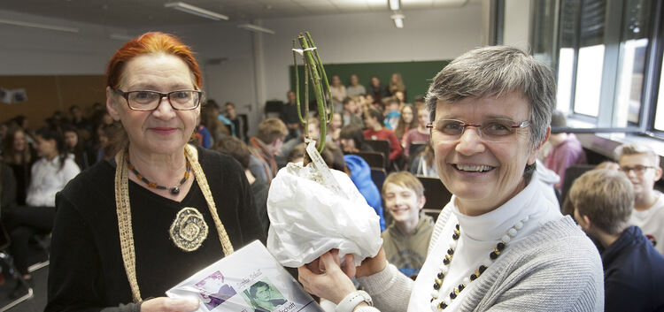 Schulleiterin Lucia Heffner (rechts) erhält von Renate Deck einen Rosenstock.Foto: Jean-Luc Jacques