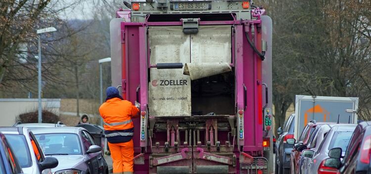 Die Fahrer der Mülllaster müssen oft Millimeterarbeit leisten. In den Kirchheimer Badwiesen bleibt der Müll manchmal stehen, wei