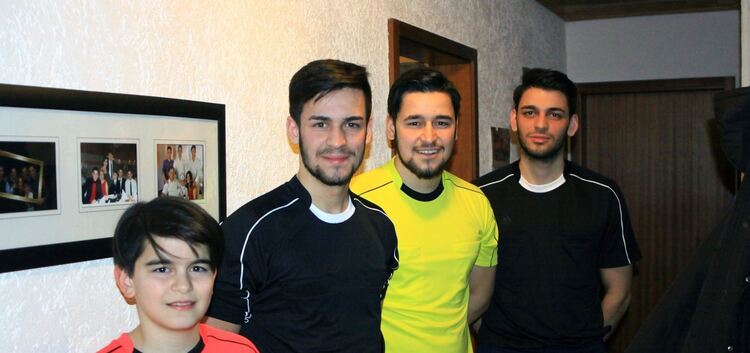 Vier Brüder für die Schiedsrichterei: Enis, Soner, Ibrahim und Ersin Celikn. Foto: Sebastian Großhans