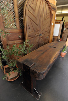 Im historischen Baumarkt „Kreislauf“ in Kirchheim gibt es viele Schätze wie den alten Holztisch auf dem oberen Bild. Doch nicht