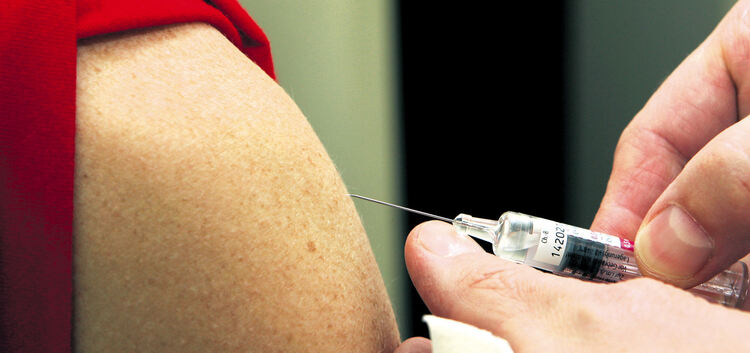 Gegen Keuchhusten kann impfen helfen - meist in Form einer Kombinationsimpfung, die vor Diphterie, Wundstarrkrampf und Kinderläh