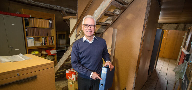 In der Rumpelkammer: Aichelbergs Bürgermeister Martin Eisele auf dem Dachboden des Rathauses.Foto: Tilmann Ehrcke