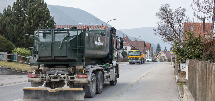 Schon jetzt sind viele Schwerlasttransporter in den Lenninger Ortsteilen unterwegs. Foto: Carsten Riedl