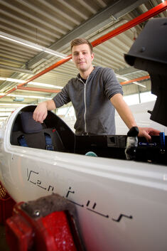 Timo Barth postiert sich am Cockpit eines neuen Segelflugzeugs aus dem Hause Schempp-Hirth. Nach seiner Ausbildung in Kirchheim