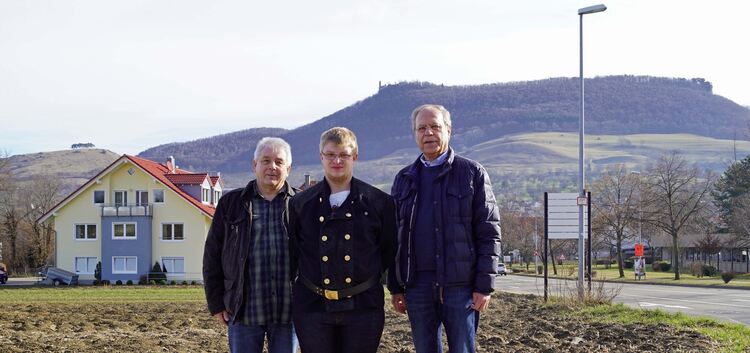 Nico Schwarz mit seinem BetreuerPeter Kramer (links) und dem Regionalkoordinator von VerA, Hans-Dieter Mechler (rechts). Foto: T